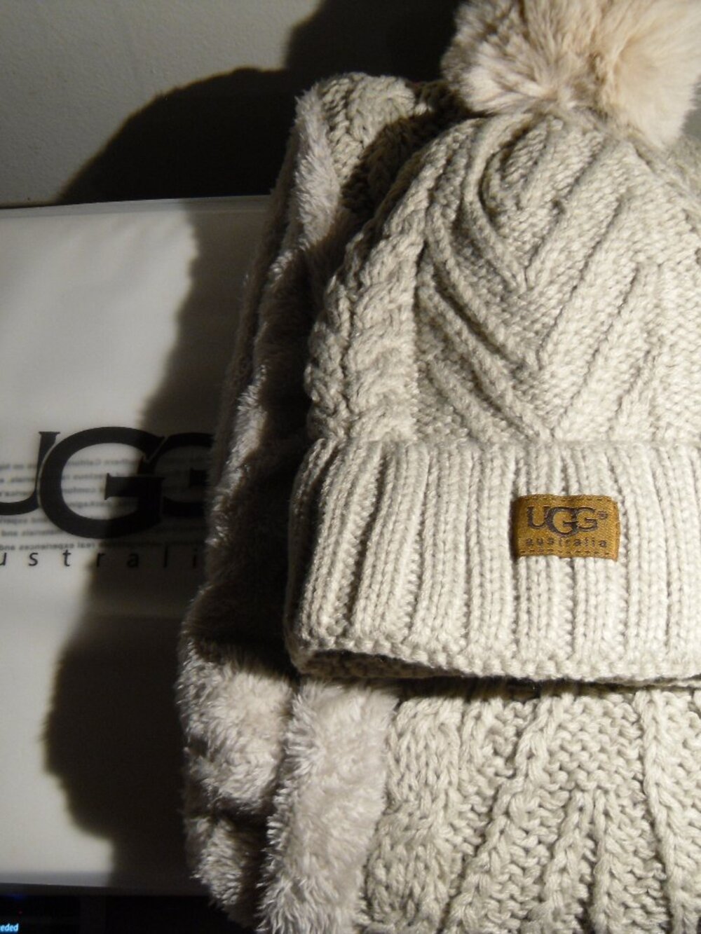 UGG infinity women's winter hat & scarf set light gray new